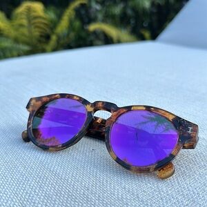 Leonard in Tortoise & Pink Mirrored
illesteva
Color:Tortoise &Pink Mirrored
$220